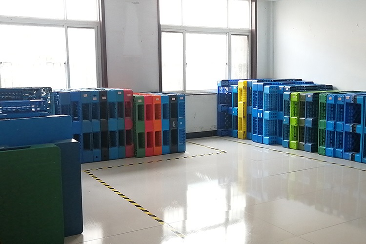 <strong>北方冬季氣溫低如何選擇塑料托盤(pán)？</strong>